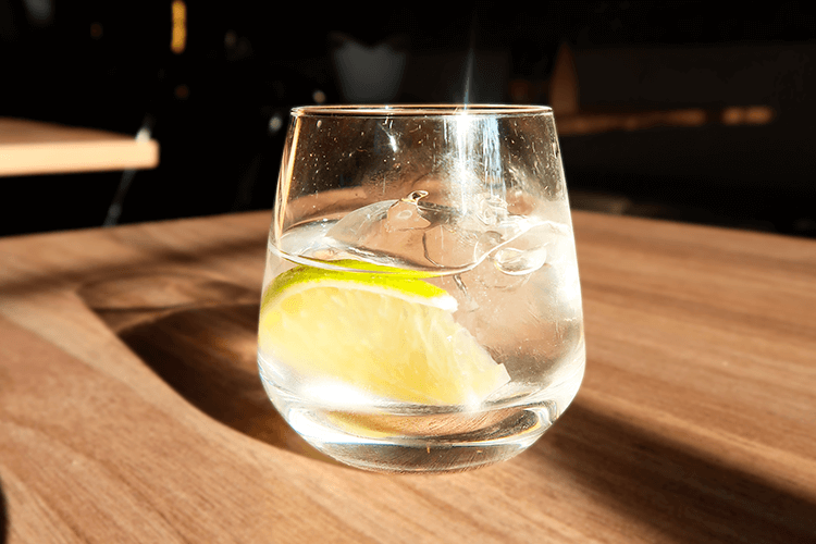 coctel desquite hielo naranja con aguardiente artesanal