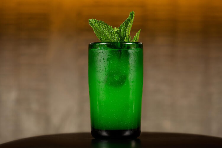 coctel desquite mule con aguardiente artesanal