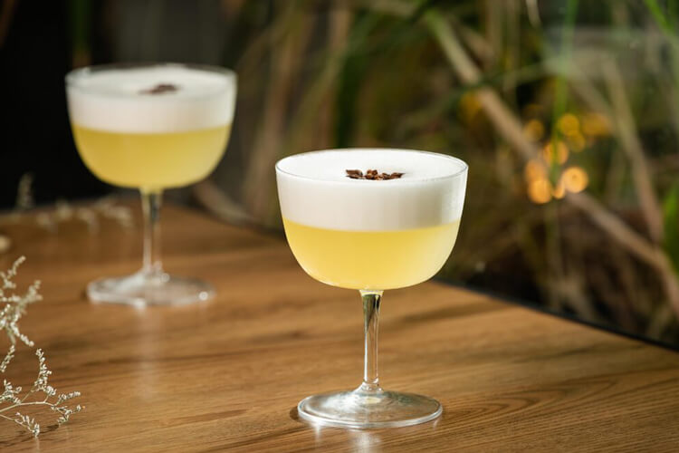coctel desquite sour con aguardiente artesanal
