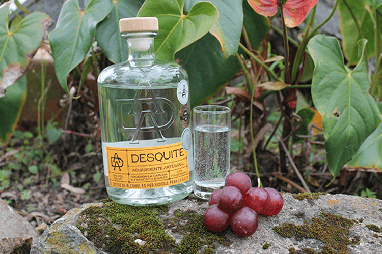 coctel desquite uvas con aguardiente artesanal