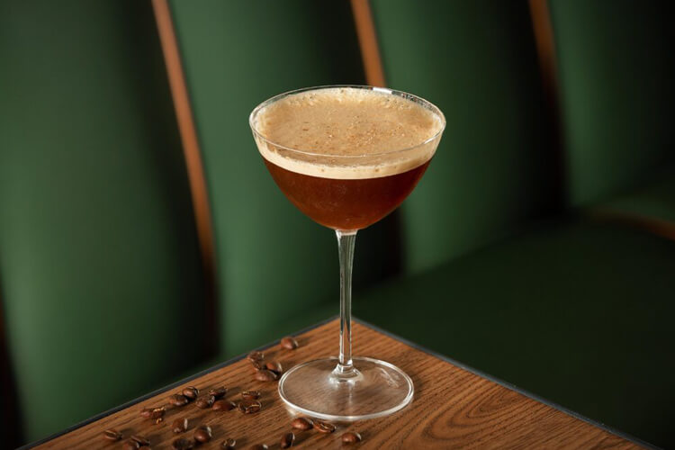 coctel martini colombiano con aguardiente artesanal
