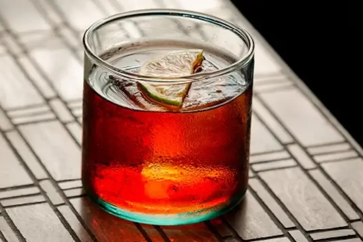 coctel negroni criollo con aguardiente artesanal
