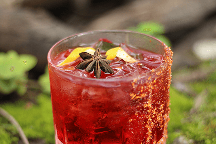 coctel tradicion del bosque con aguardiente artesanal
